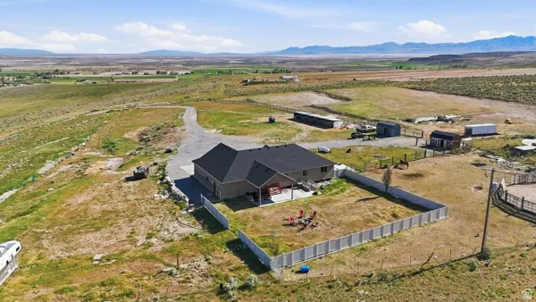 Ranch-style residence featuring a dark shingle roof and beige siding
