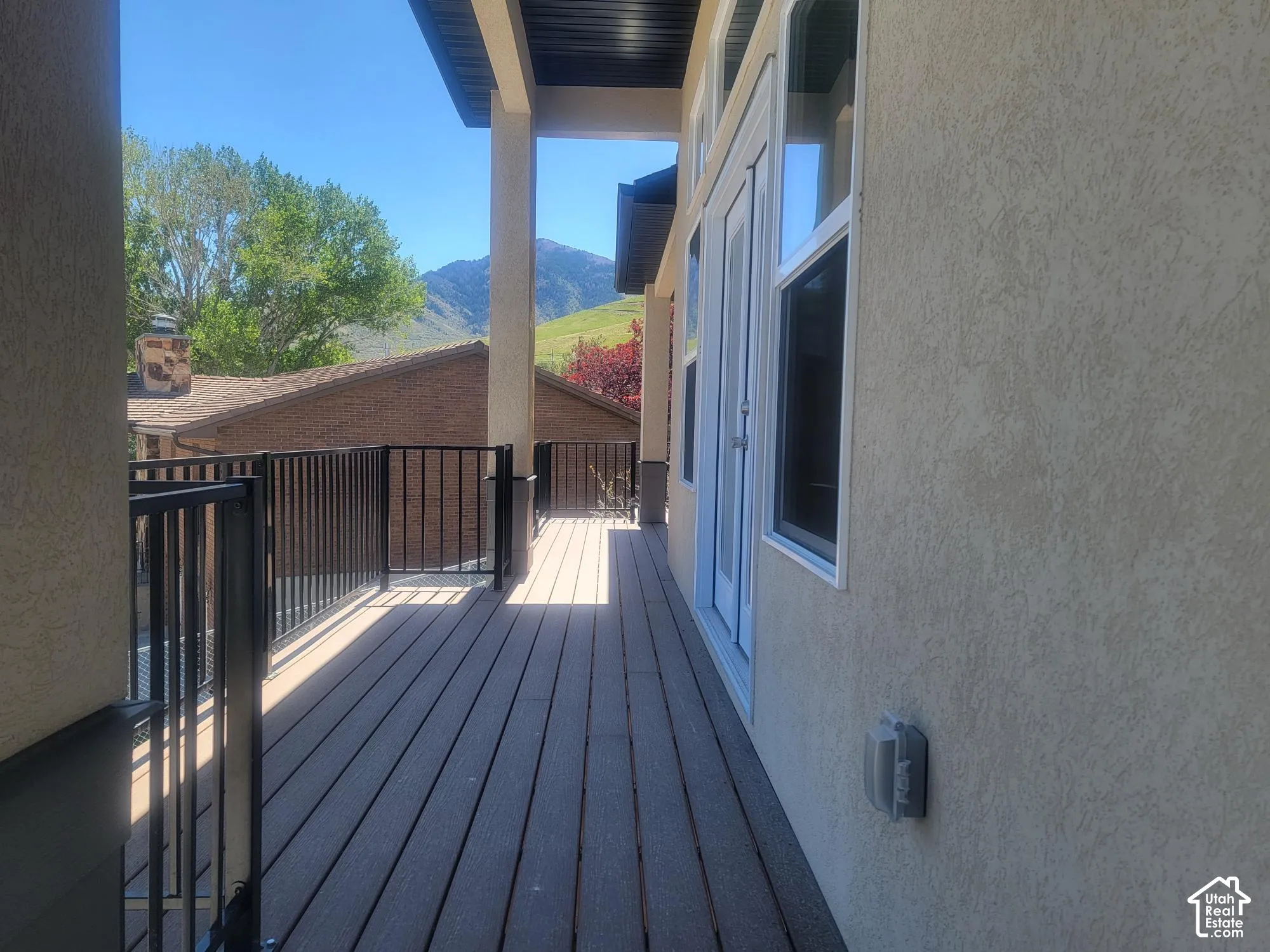Spacious Wrap Around Deck/Balcony. Great Views