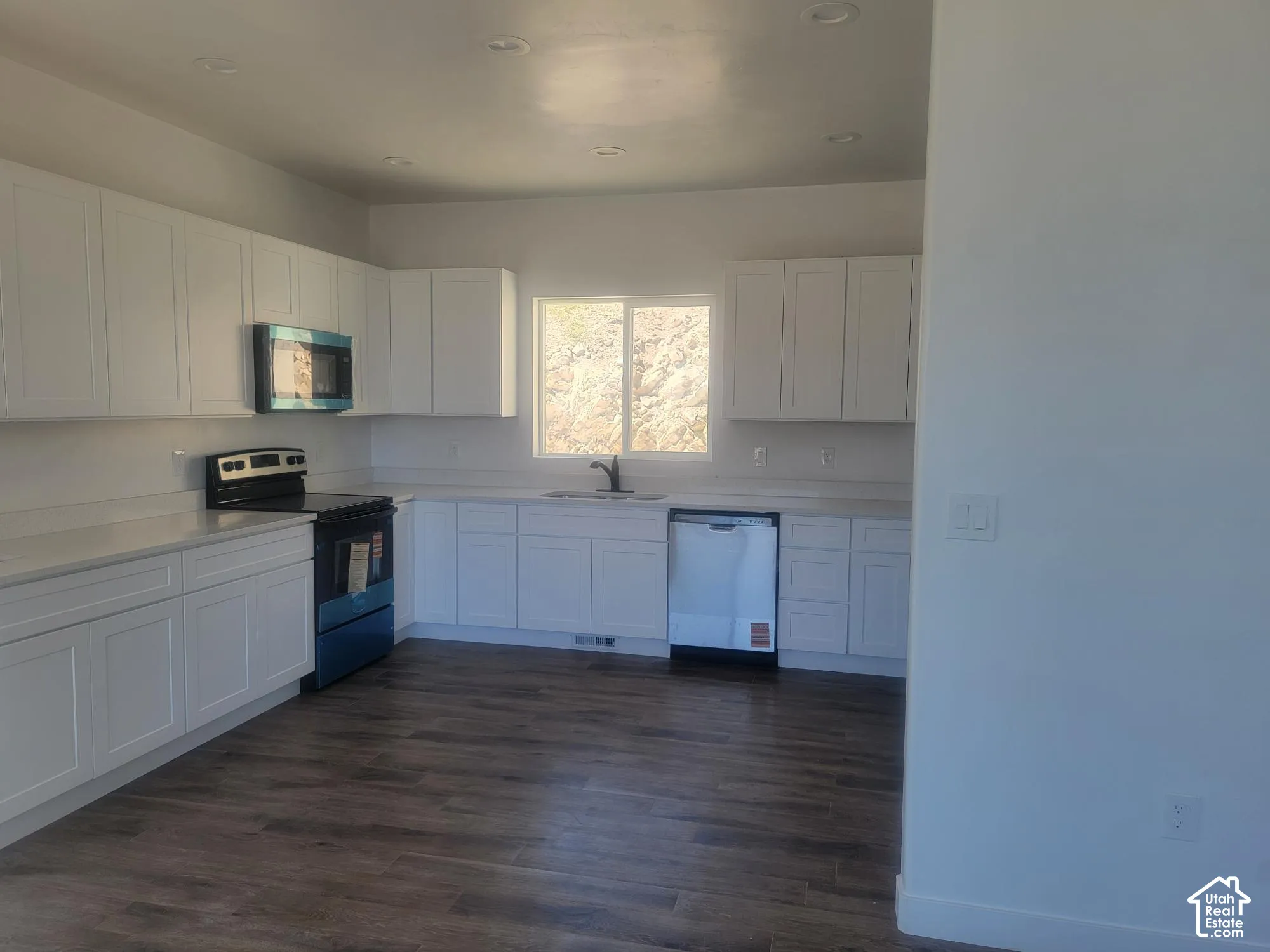 Stainless Appliance Quartz Countertops