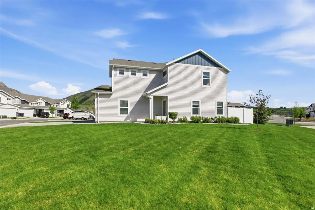 End unit. No side neighbors or back yard neighbors