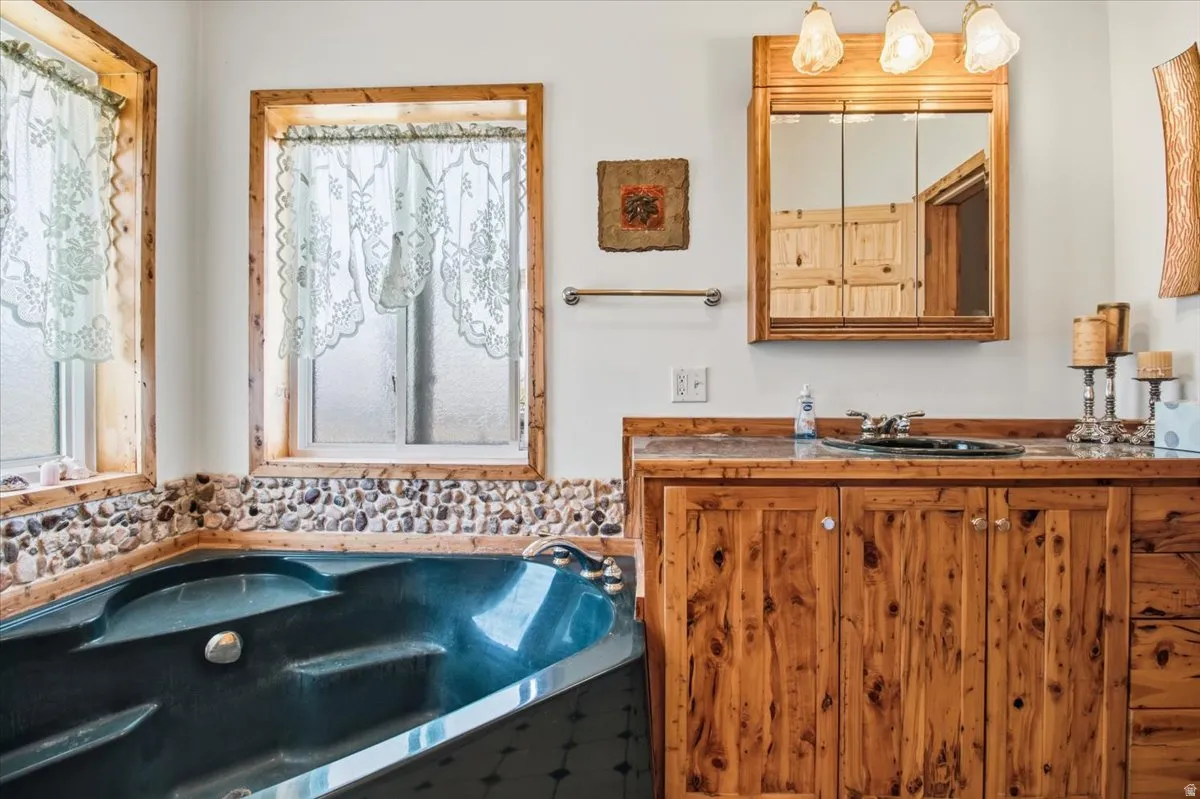 Corner soaking tub with pebble stone surround