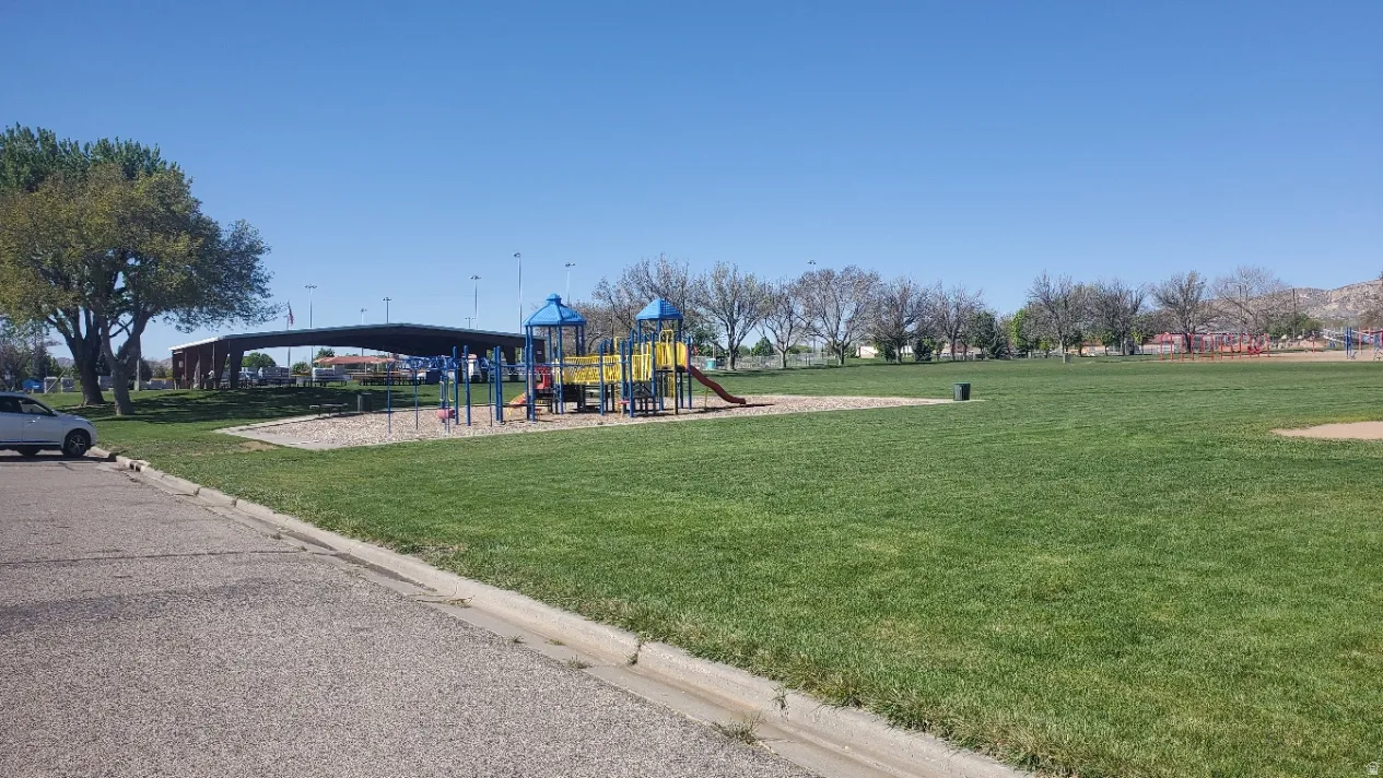 City park within 5 minutes walking distance