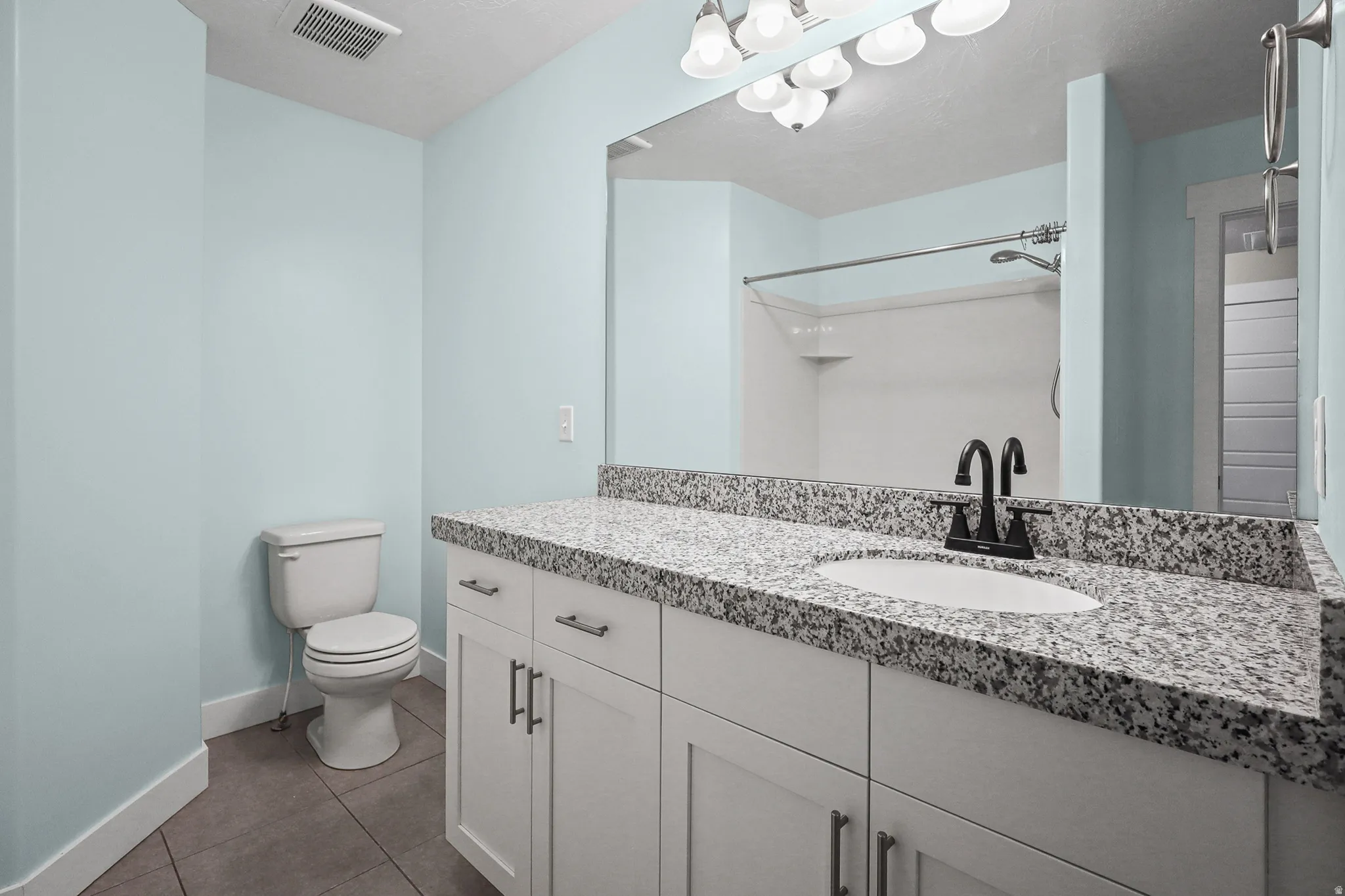 Full bathroom on 2nd floor