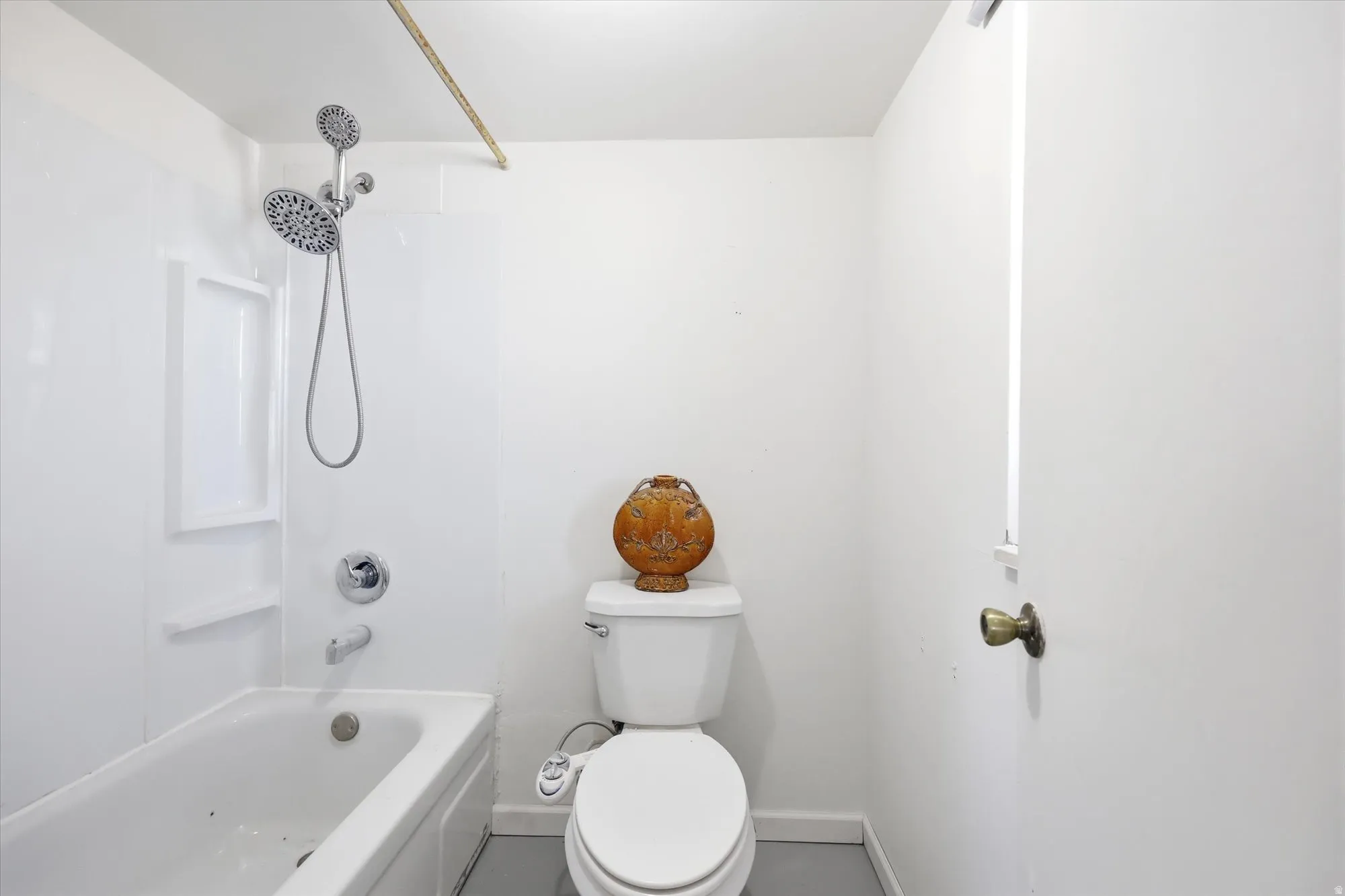 Bathroom with toilet and shower / washtub combination
