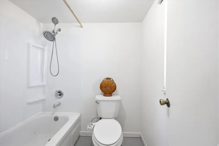 Bathroom with toilet and shower / washtub combination