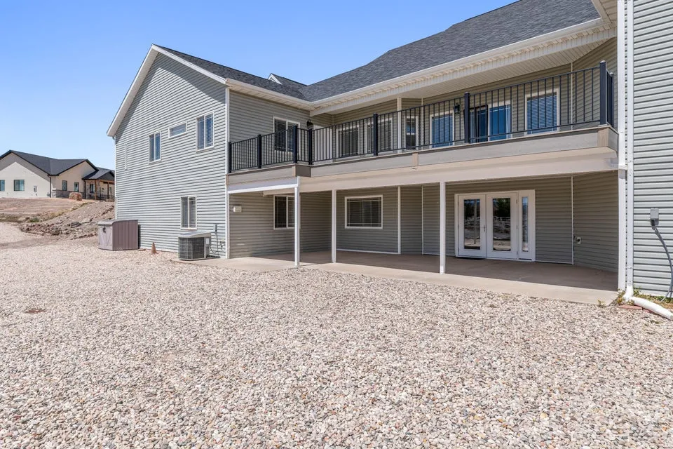 Expansive gravel ground cover