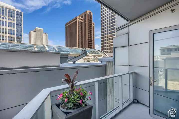 Balcony featuring a city view