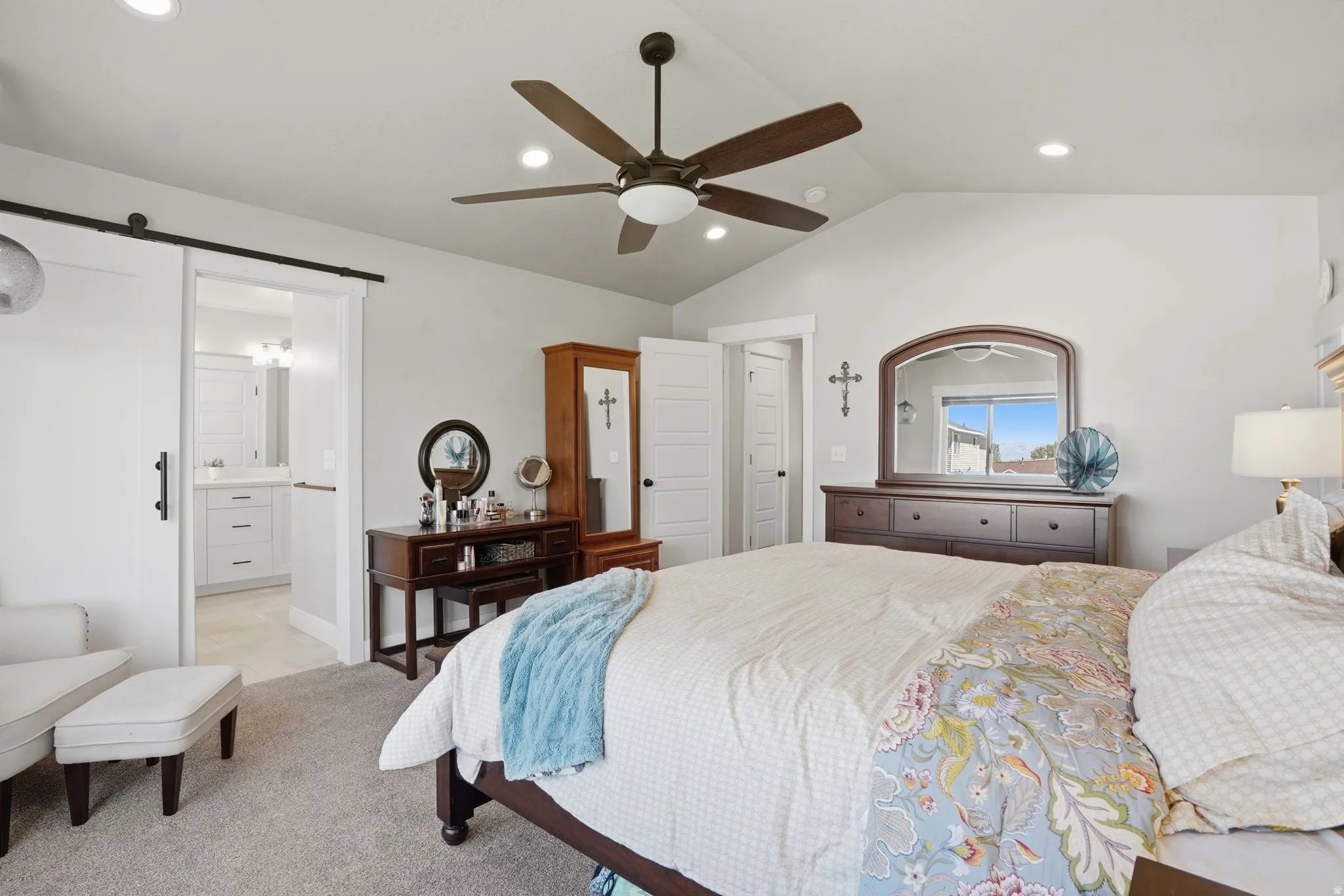 Vaulted ceiling with recessed lighting and a ceiling fan