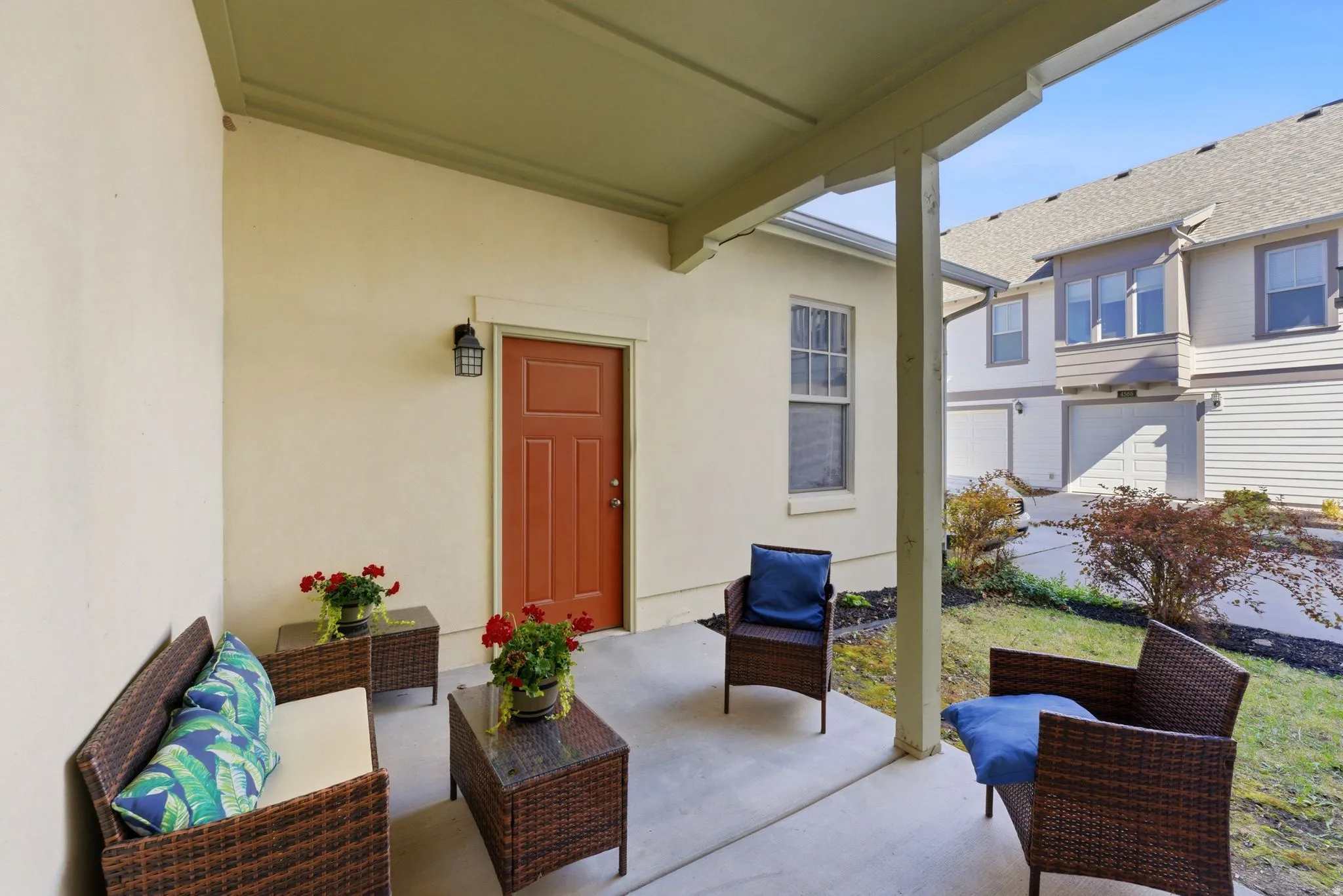 Look at that little yard.... possibilities are endless!