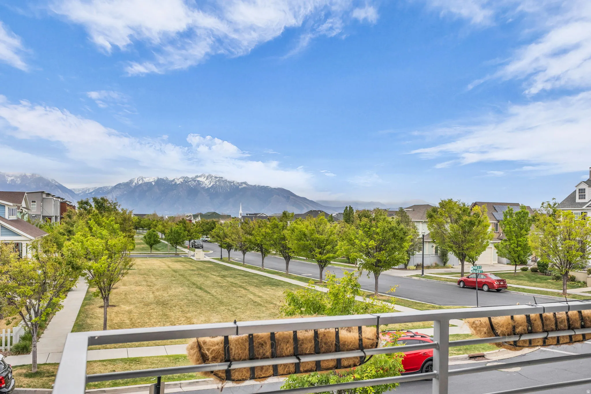 Balcony featuring unbeatable mountain range views. In real life it is something special to be seen.