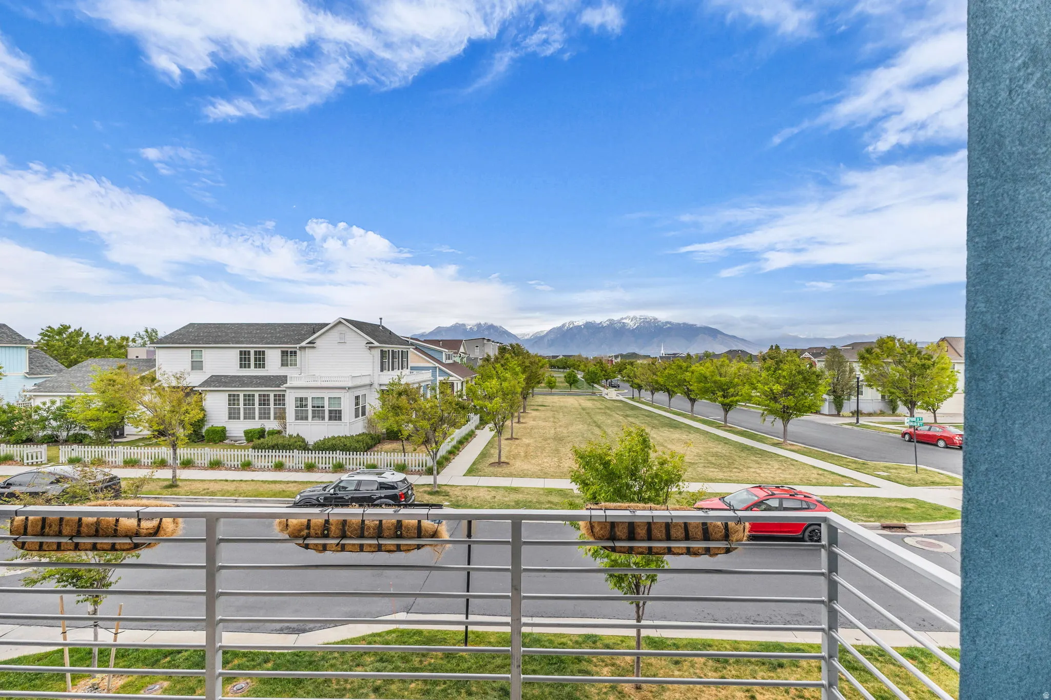 Balcony featuring unbeatable mountain range views. In real life it is something special to be seen.
