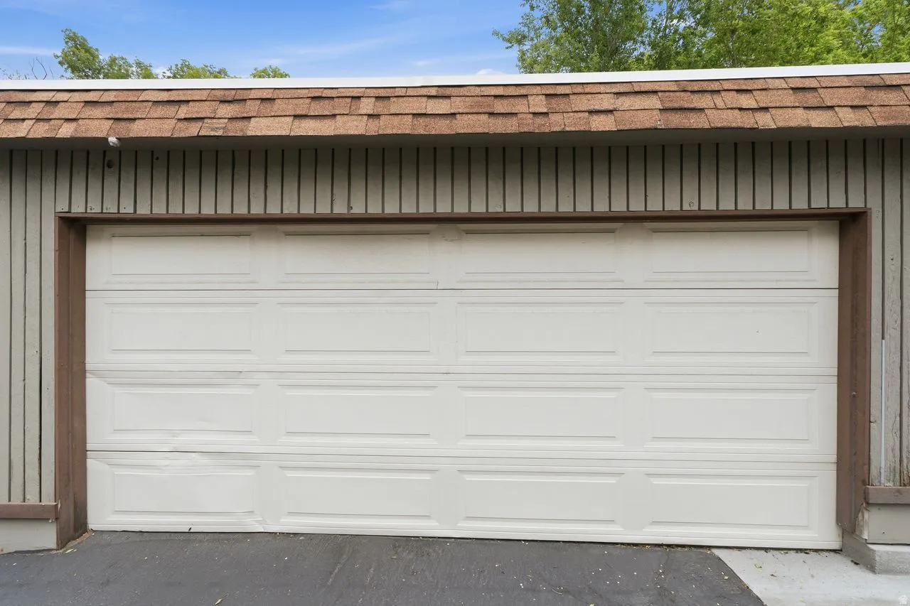 1 car garage with the sale