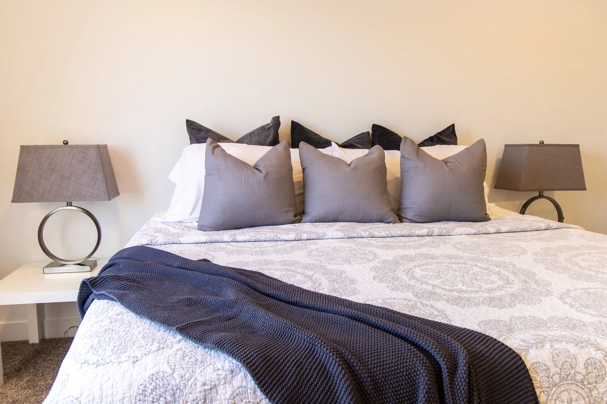 Spacious primary bedroom featuring recessed lighting, a large window that fills the space with abundant natural light, a private ensuite bath, and neutral carpet flooring