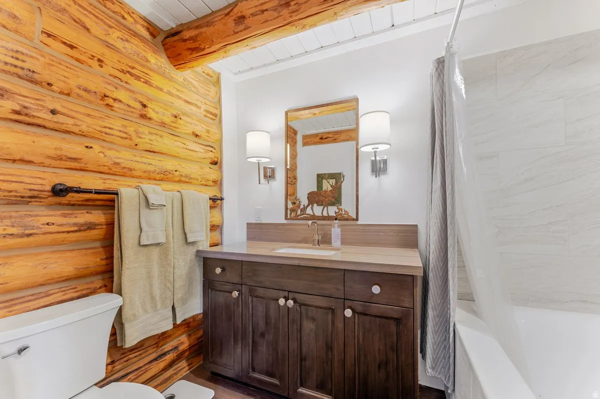 Log wall construction with exposed ceiling beams