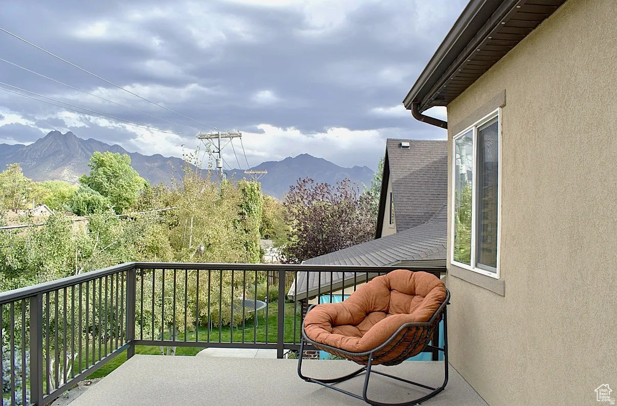Balcony featuring a mountain view