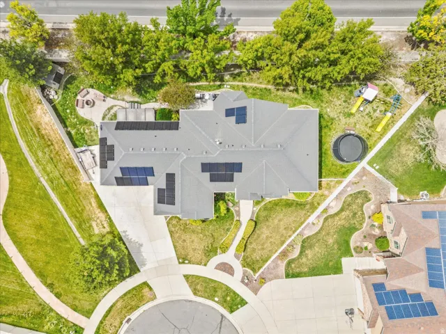 Extensive roofline with multiple solar panel arrays