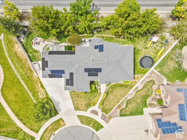 Extensive roofline with multiple solar panel arrays