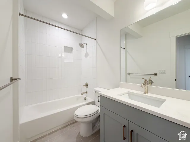 White subway tile shower surround with recessed niche