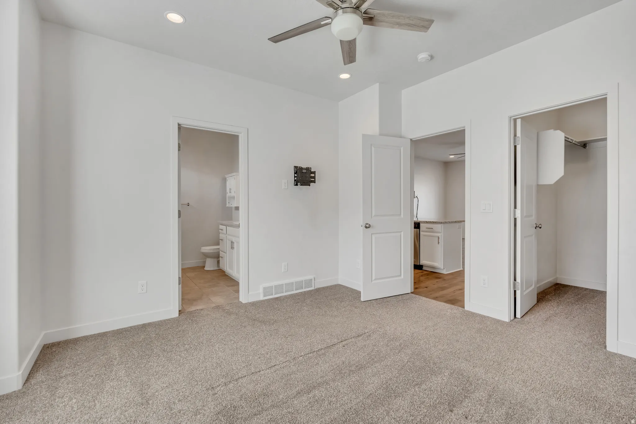 Carpeted room with recessed lighting and a ceiling fan