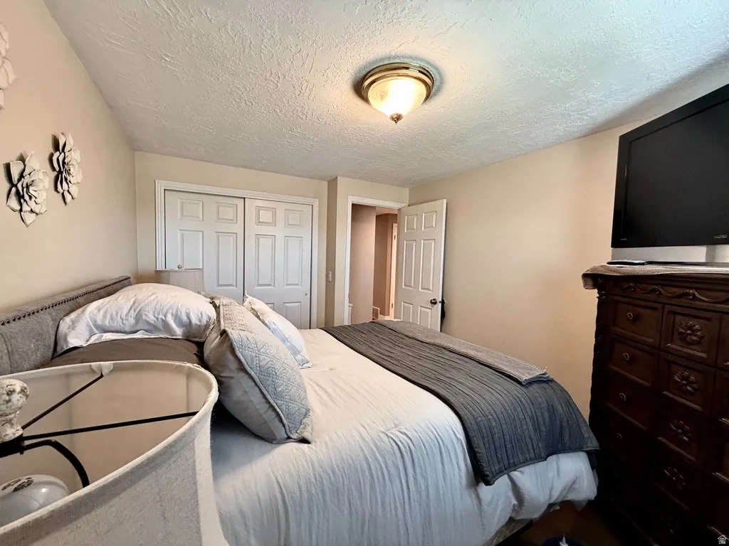 Recessed ceiling light fixture and textured ceiling