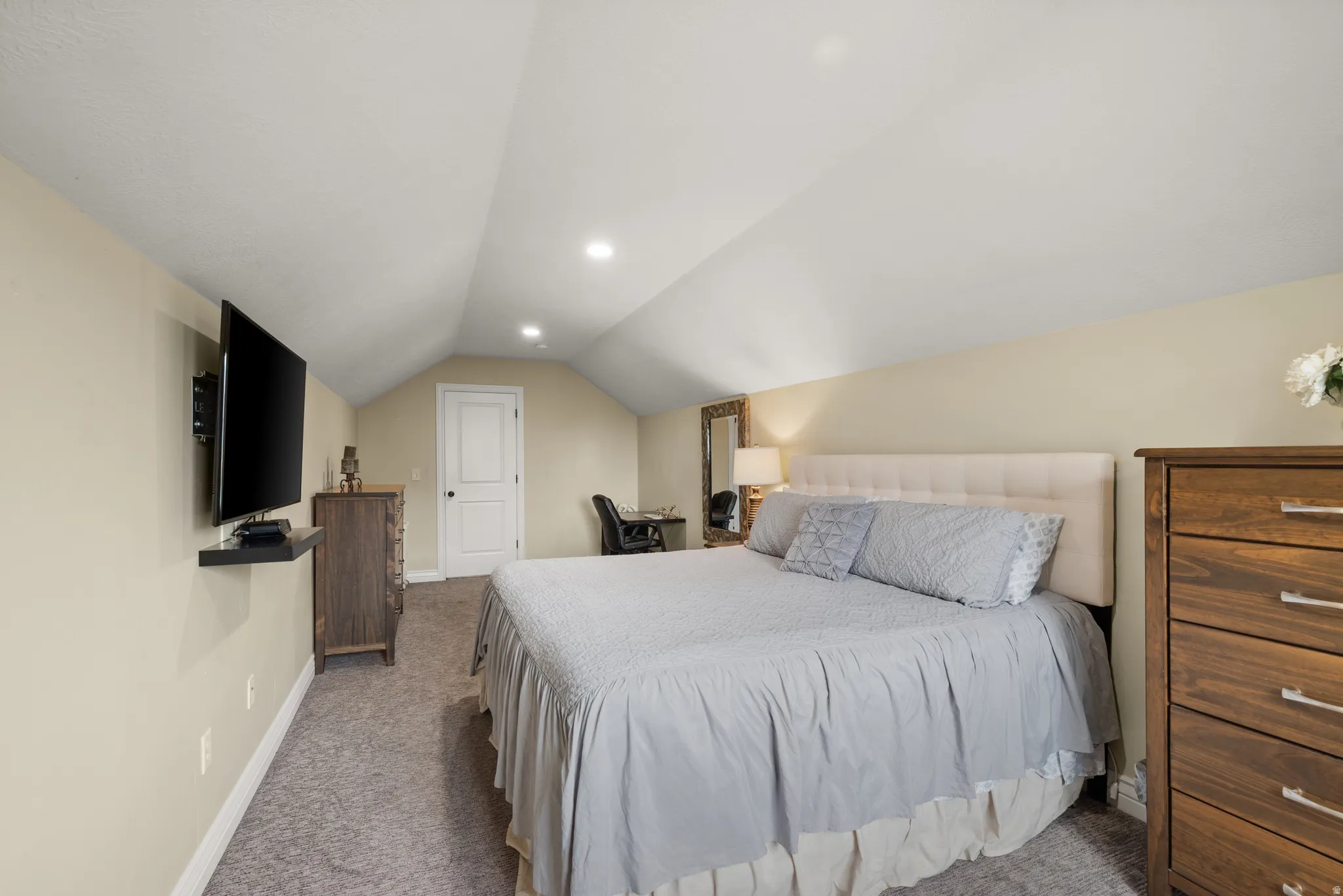 Vaulted ceiling bedroom/ loft bonus space