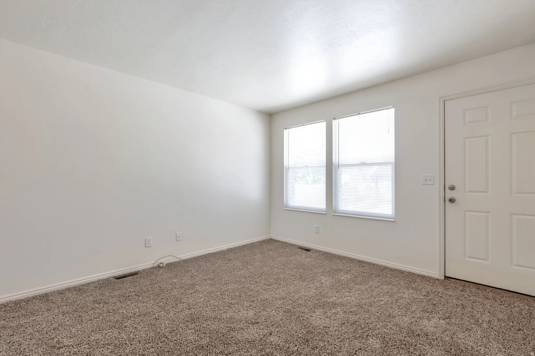 4 bedroom unit living