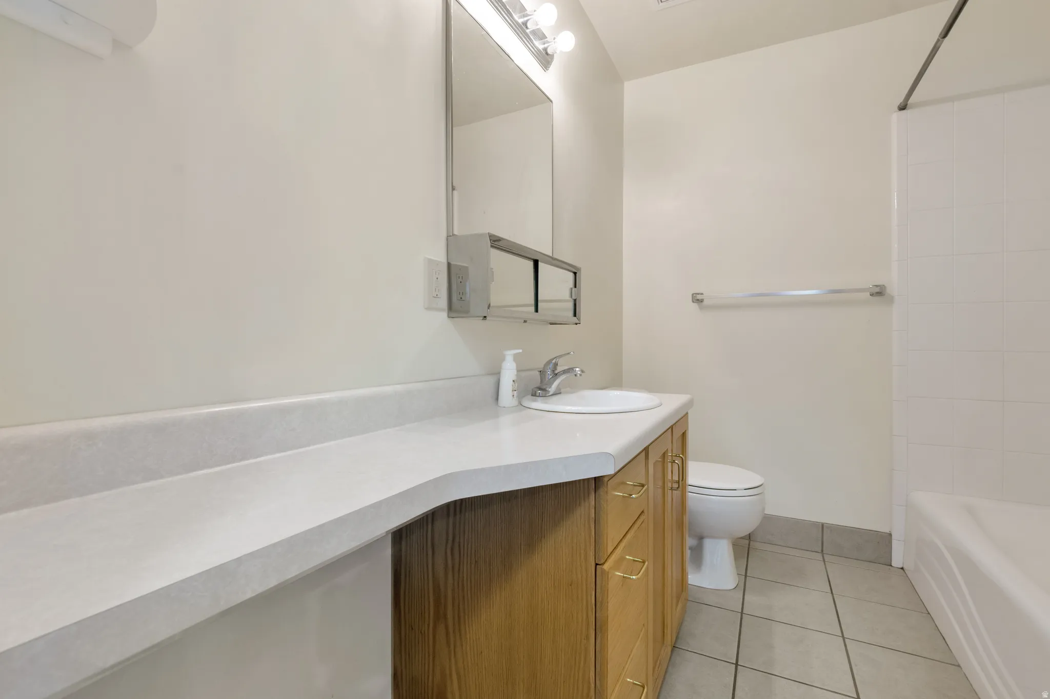 4 bedroom unit upper bathroom