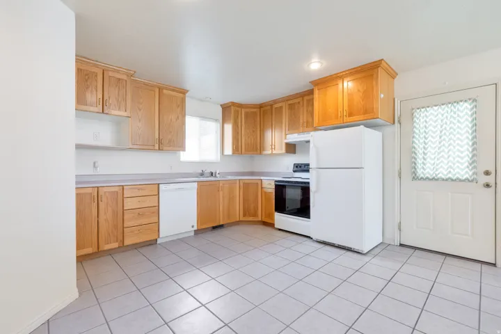 4 bedroom unit kitchen