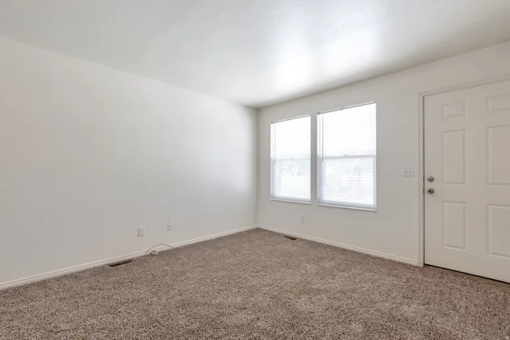 4 bedroom unit living