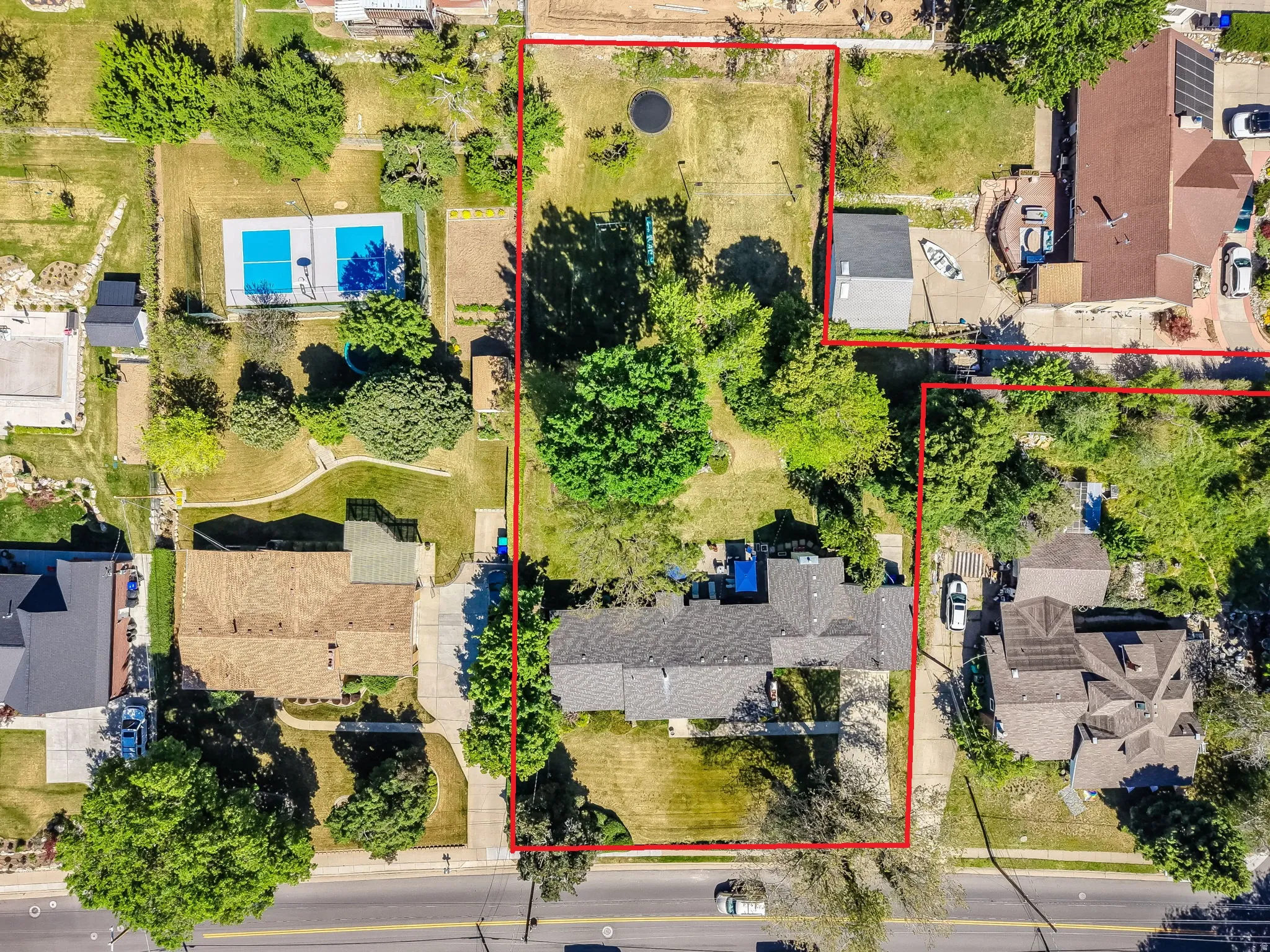 Estimated property lines with backyard driveway access to 540 North