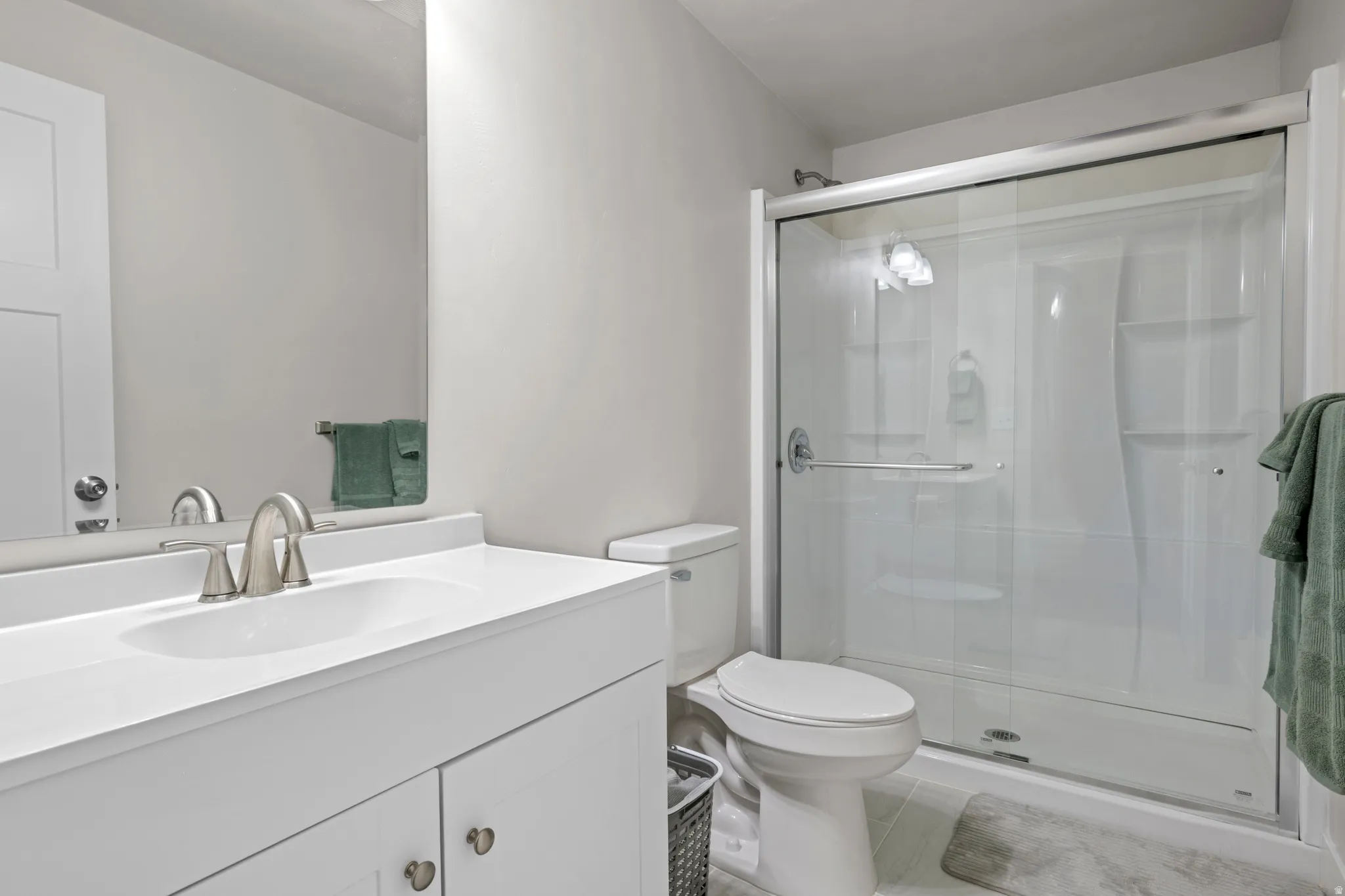 Contemporary full bath in basement