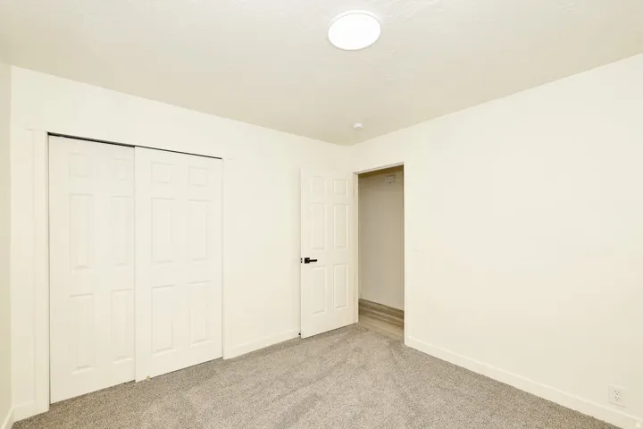 Neutral wall paint and grey carpet flooring