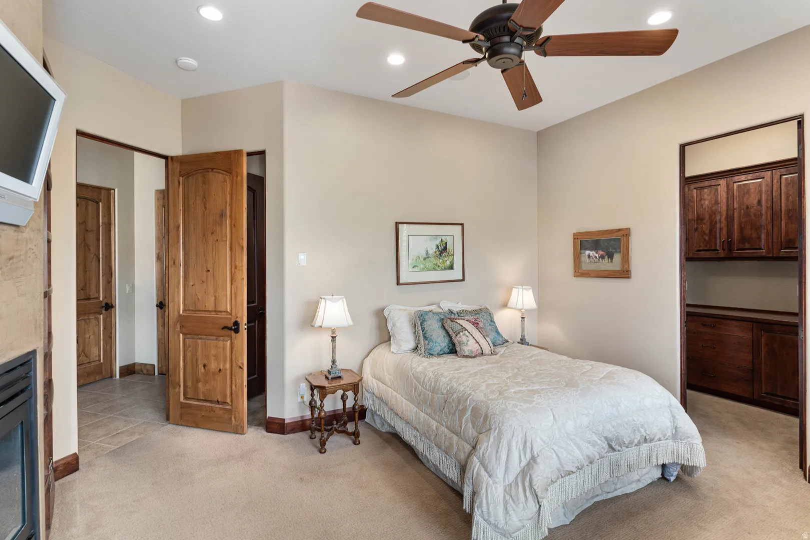 Neutral-toned room featuring a ceiling fan, recessed lighting, and carpet flooring