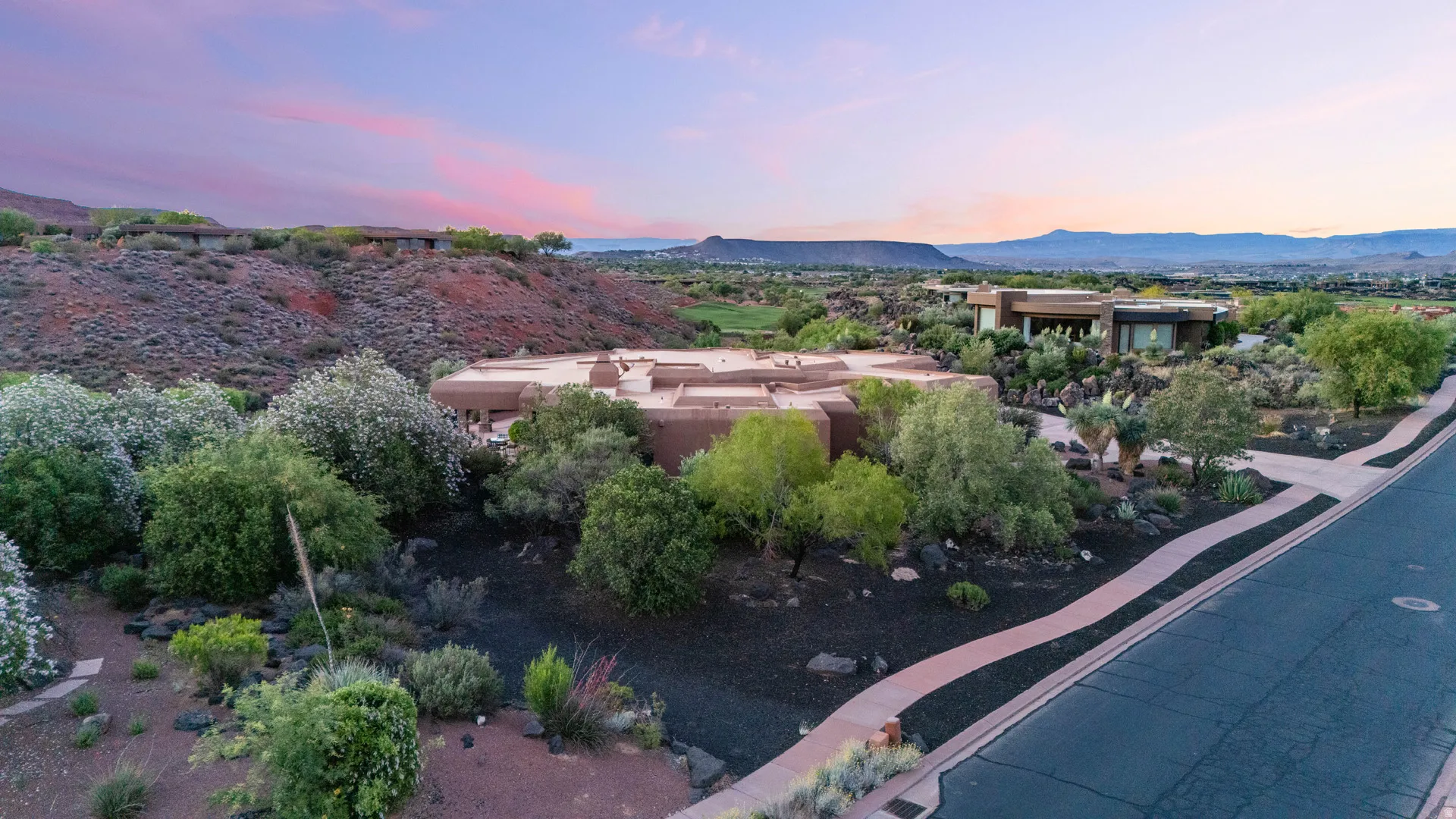 Southwestern-style residence featuring a flat roofline and stucco exterior