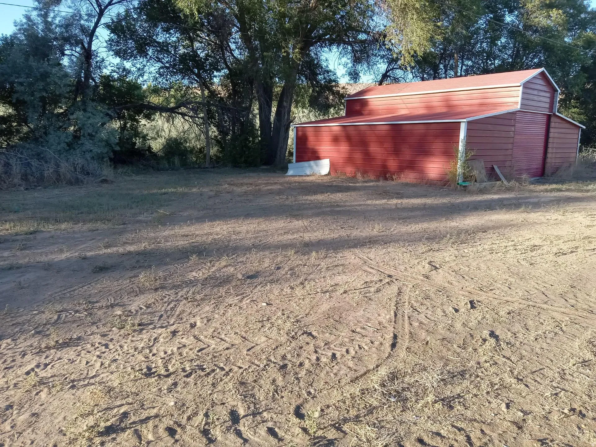 View of yard featuring an outbuilding