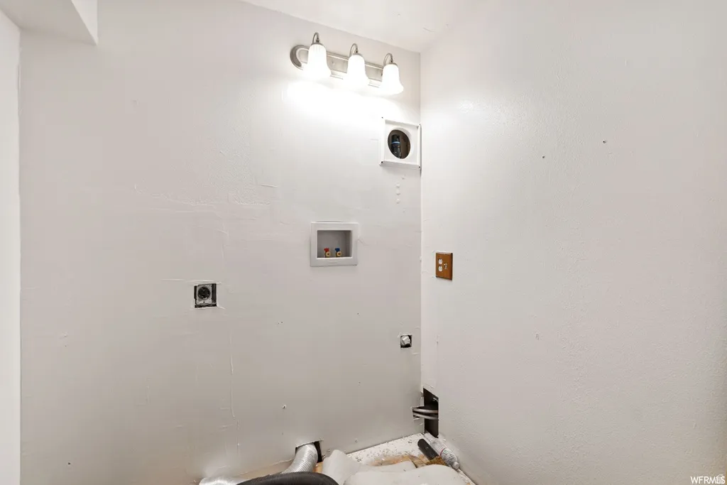 Laundry area featuring electric dryer hookup and hookup for a washing machine