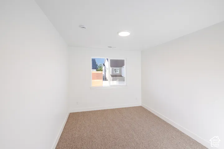 Neutral paint palette, carpet flooring, recessed lighting, and a single window