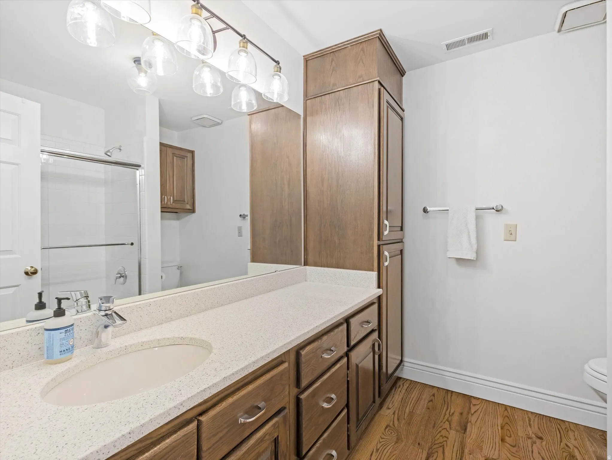 Secondary full bathroom