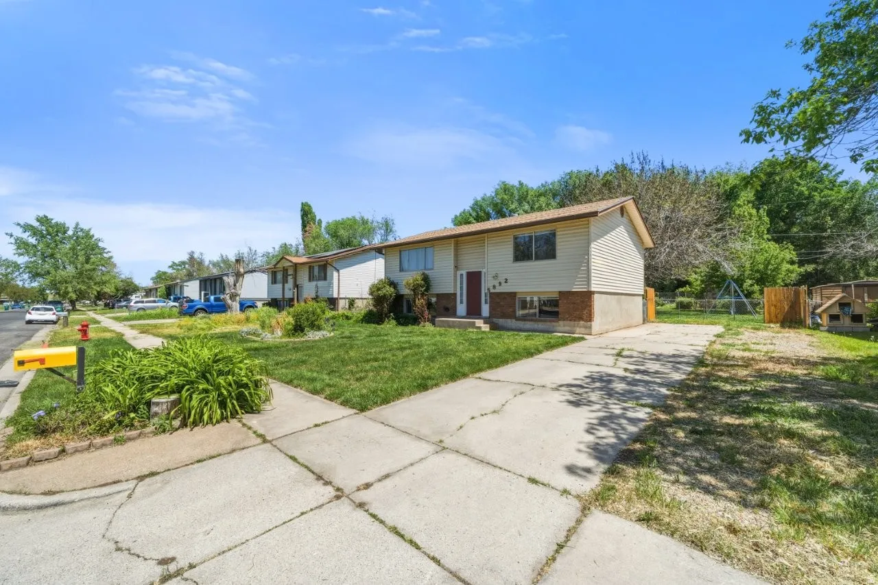 Sitting on a generous lot in an established Roy neighborhood, this split-entry home offers a wide driveway, mature landscaping, and room to spread out. Great bones and a quiet street location make this one worth a close look.