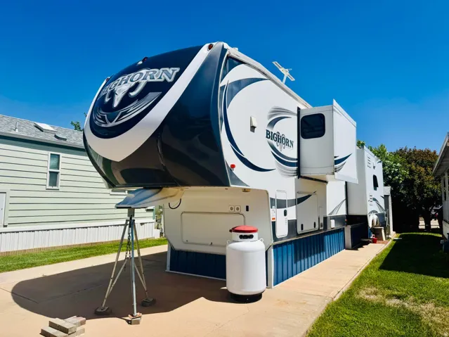 Fifth-wheel recreational vehicle with multiple slide-out sections