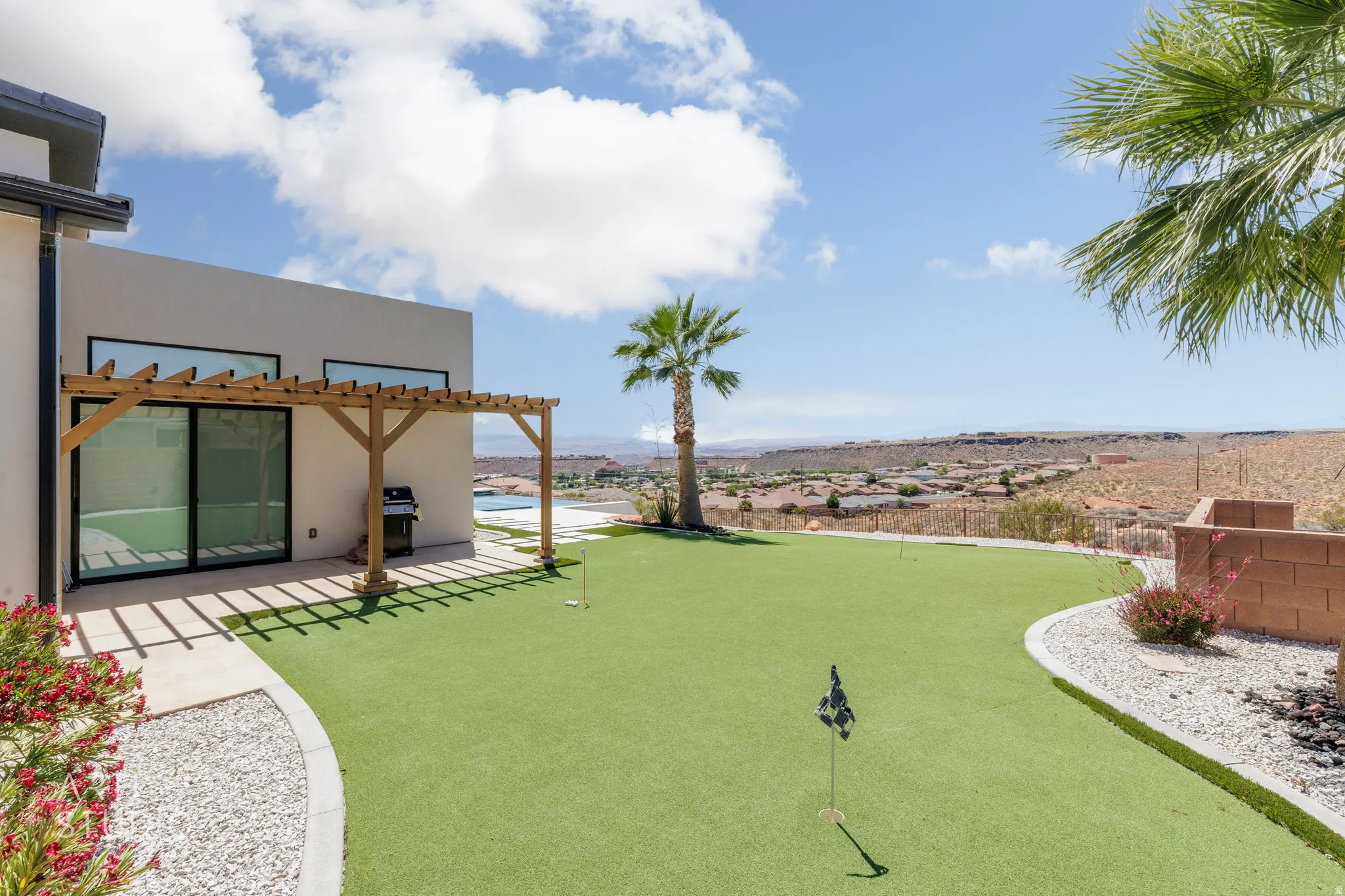 Expansive putting green
