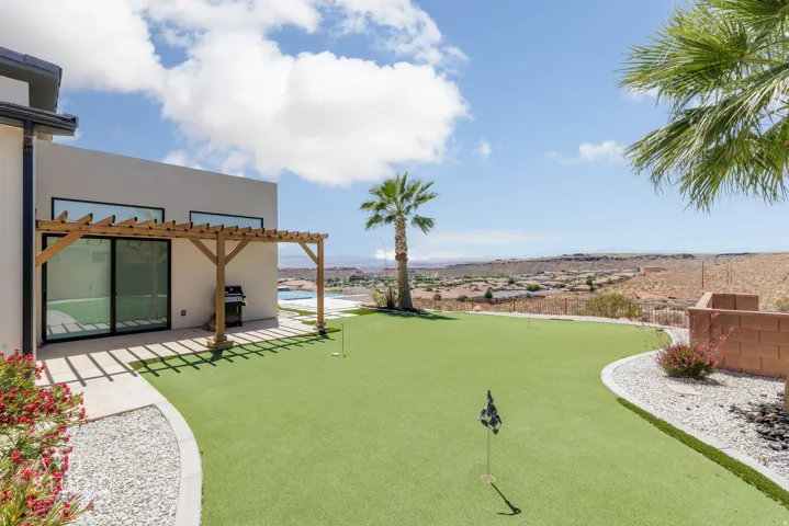 Expansive putting green