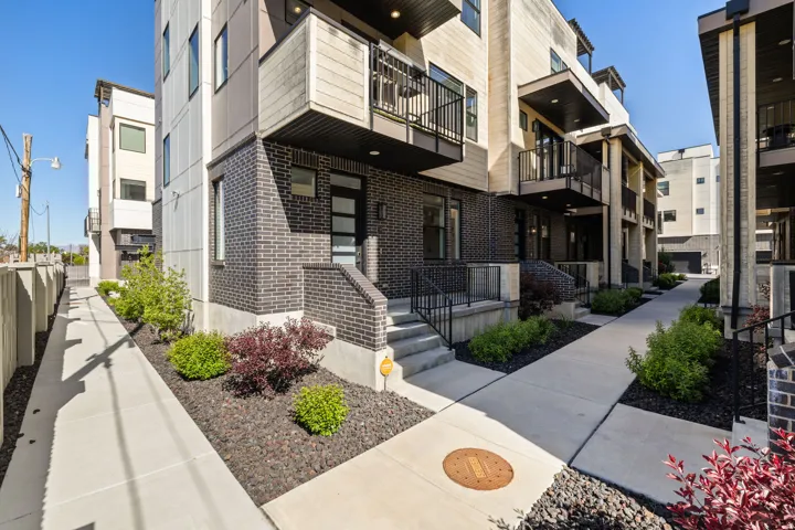 View of apartment building / complex
