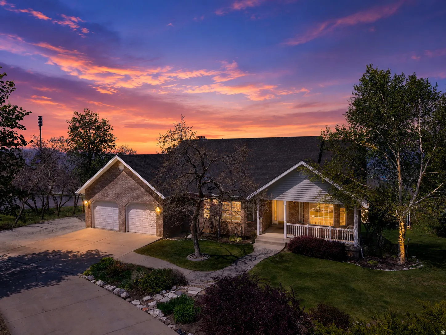 Ranch-style residence featuring a brick and siding exterior