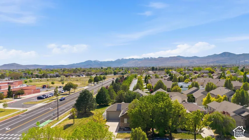 Expansive neighborhood featuring residential homes with varied rooflines and established landscaping