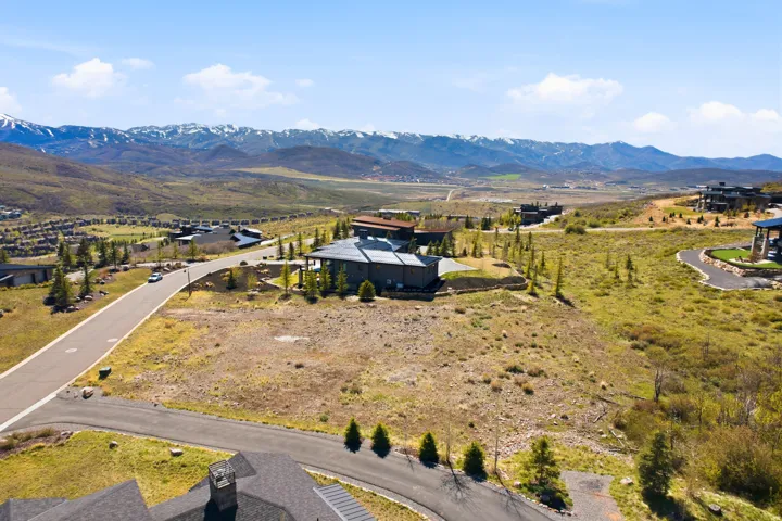 Expansive land parcel featuring open terrain and distant mountain ranges