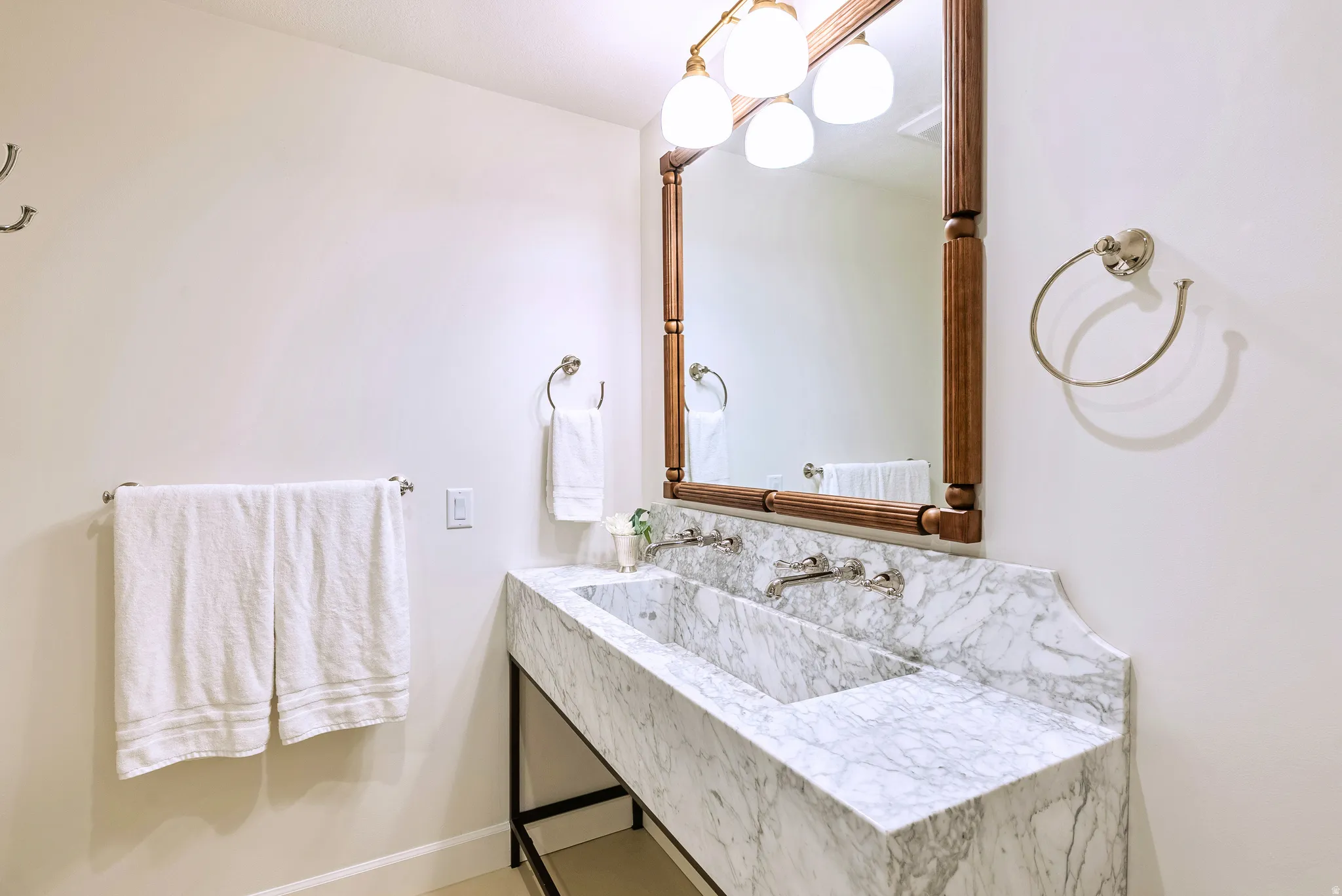 Double vanity with an integrated marble countertop and undermount sinks