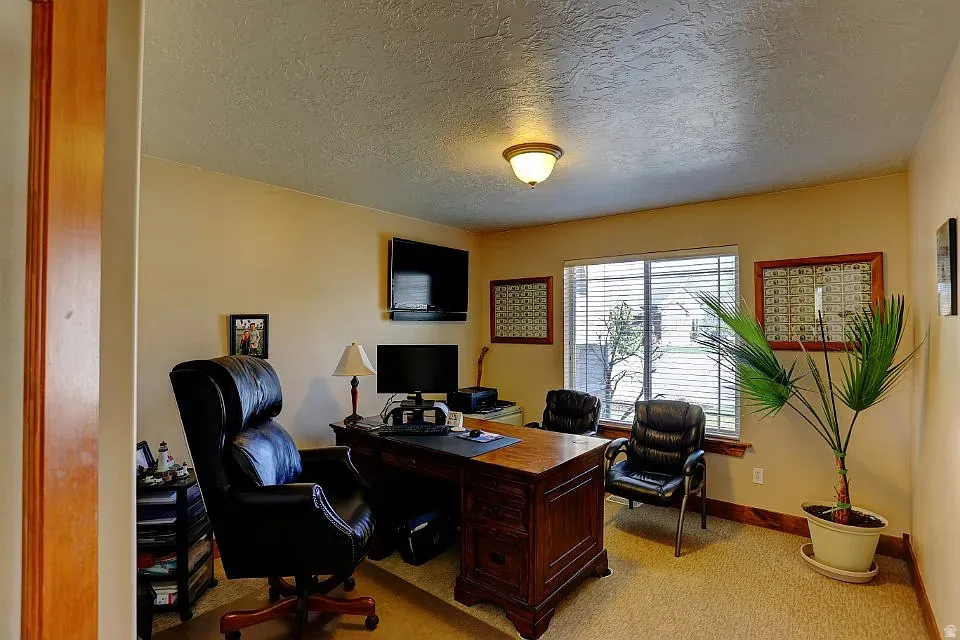 Dedicated room featuring neutral wall tones and textured ceiling
