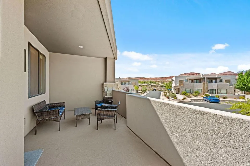 Private outdoor balcony featuring a smooth concrete floor and recessed overhead lighting