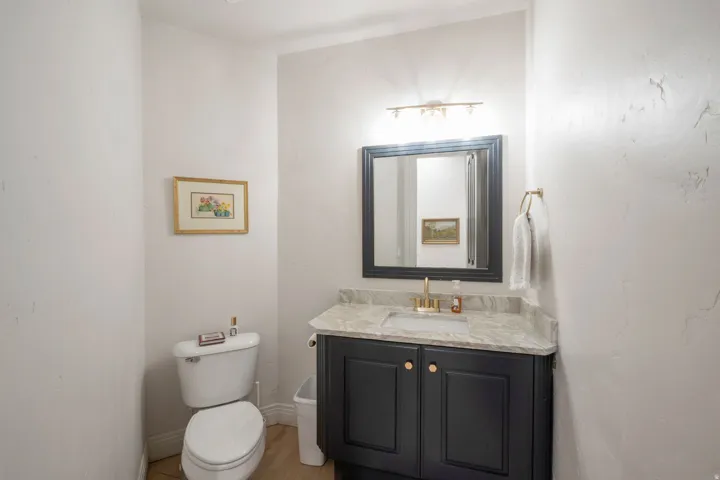 main floor 1/2 bath